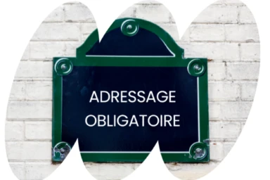 Plaque de rue avec comme inscription : Adressage obligatoire